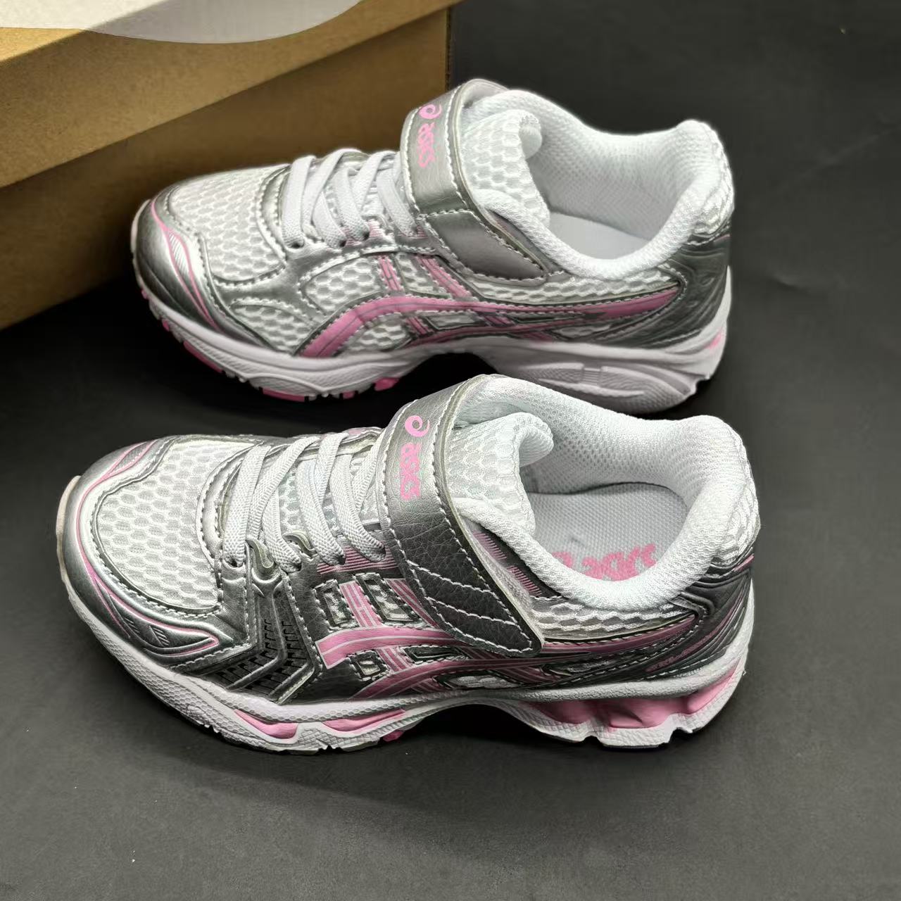 Children's shoes child
